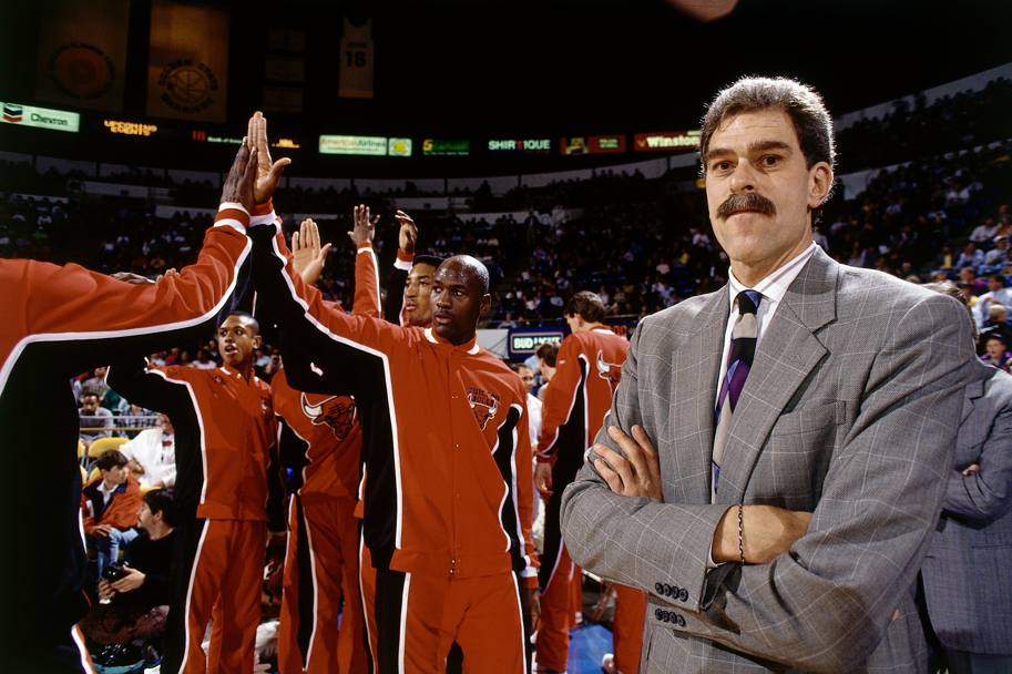 1990, Phil Jackson osserva i Bulls, che ha preso in mano nella stagione 1989-90, sua prima esperienza da head coach Nba